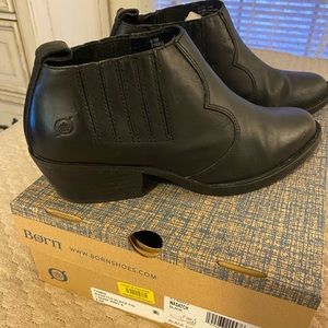 Women’s Born black leather booties size 9.5